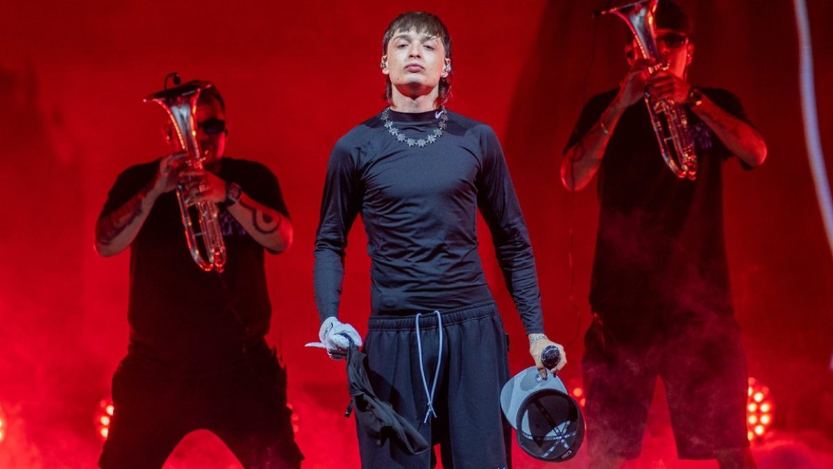 El artsita ha sido criticado por fomentar la narcocultura y las adicciones. En sus shows suele además lanzar pantallas y monitores.