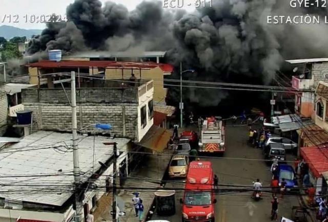 Un Dantesco Incendio Consumió Una Ferretería En El Sur De Guayaquil 8223