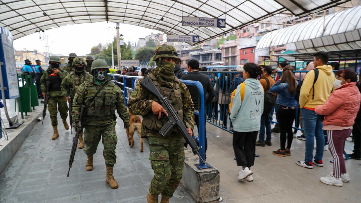 Militares realizan un operativo de control en la estación central de transporte público La Marin hoy, en Quito (Ecuador).