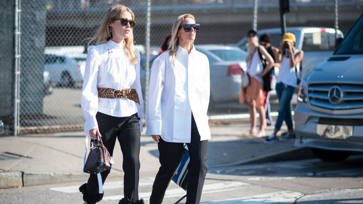 Con cinturón para afinar a silueta.