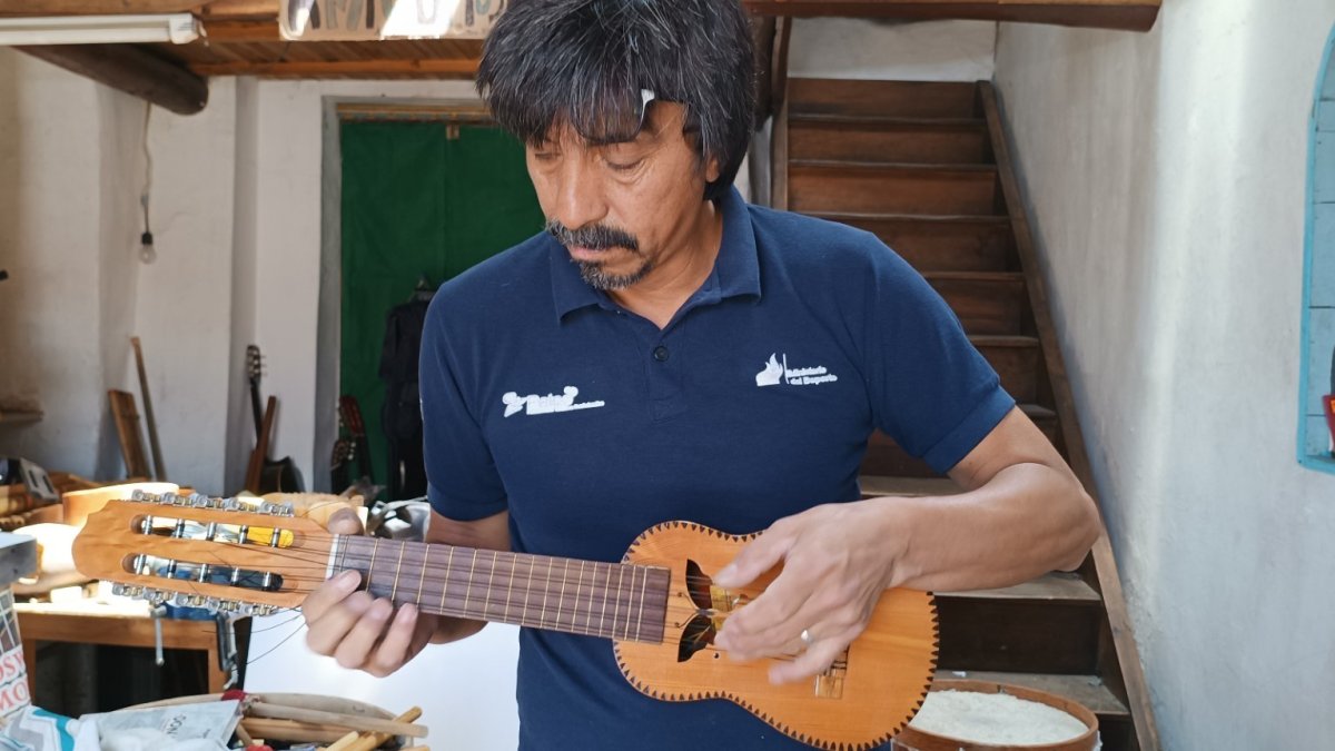 Oswaldo Morocho lleva nueve años tallando charangos en diferentes tipos de madera.