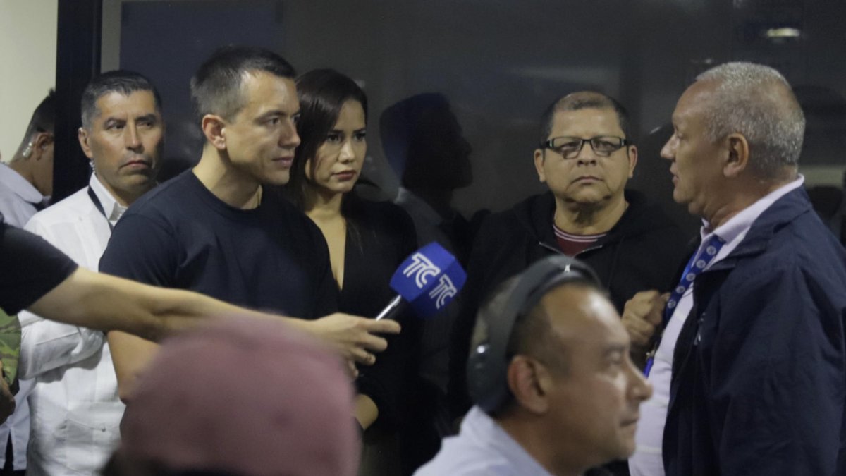 El presidente de Ecuador, Daniel Noboa, visita las instalaciones del canal TC Televisión.