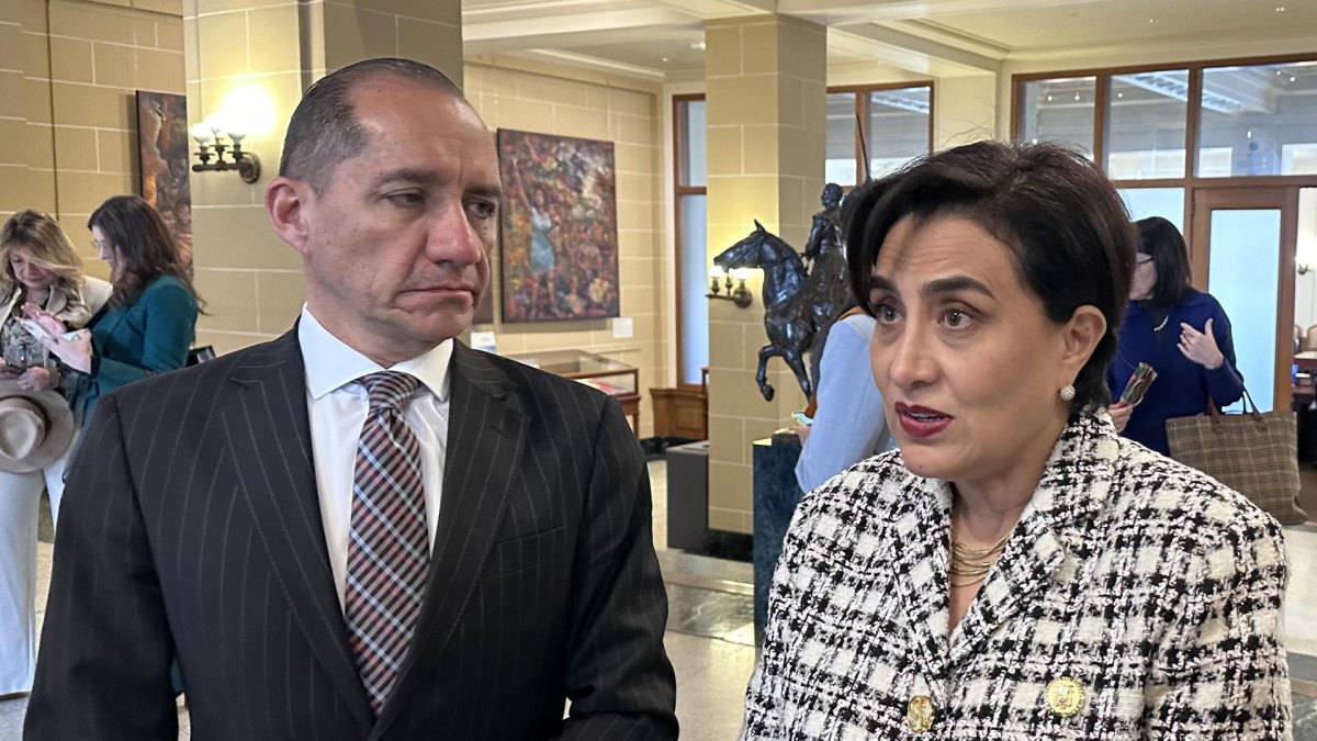 La canciller ecuatoriana, Gabriela Sommerfeld (d), habla con la prensa junto al vicecanciller, Carlos Larrea.