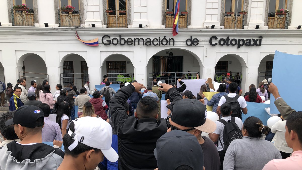 Madres, padres y familiares se apostaron frente a la gobernación en búsqueda de respuesta ante retención de guías penitenciarios.