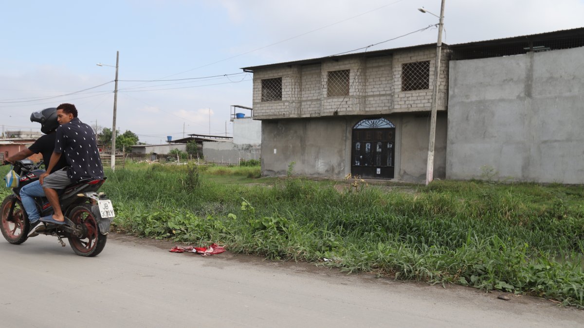 El cadáver de la mujer fue abandonado en una zanja.