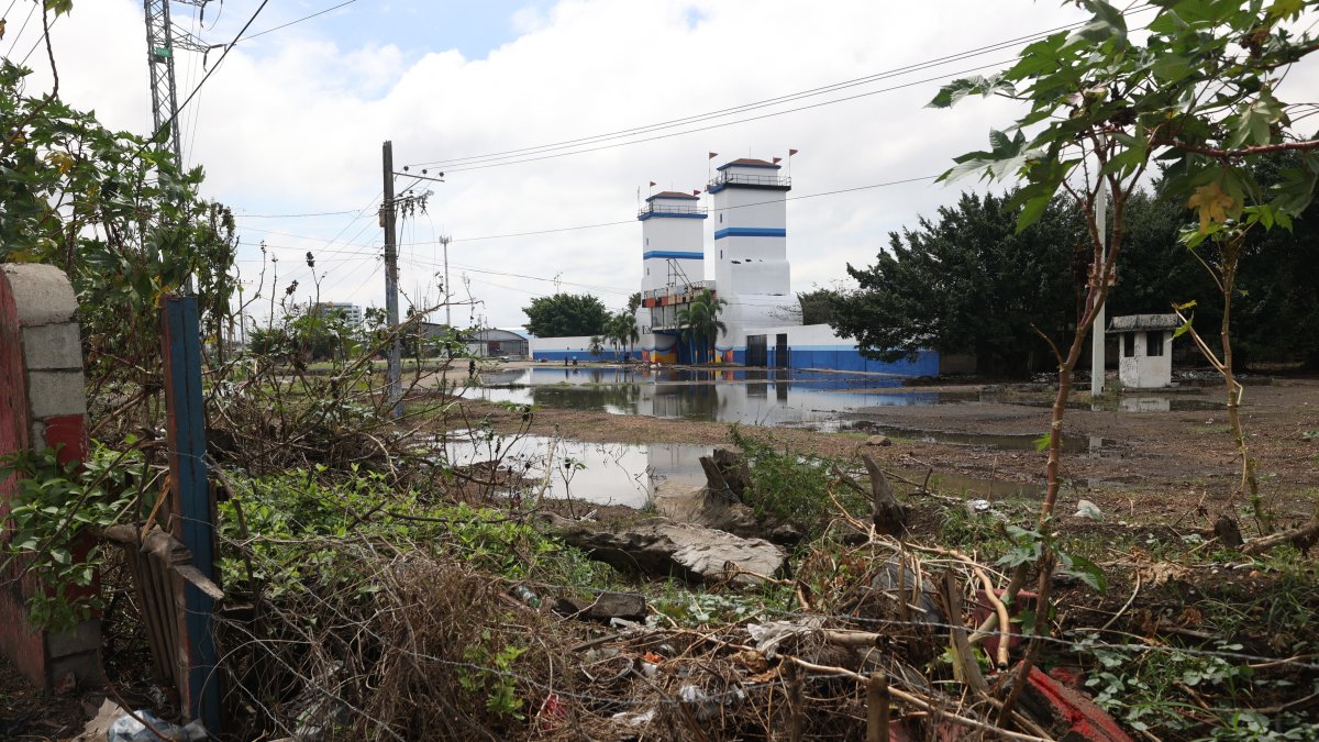 1. Ingreso. Tras la lluvia del pasado jueves, el ingreso y alrededores del sitio quedaron anegados.