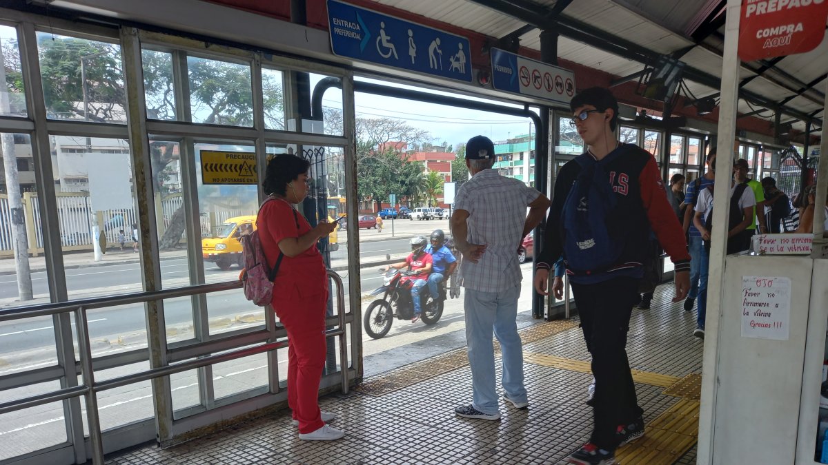 Situación. El estado de muchas paradas es deplorable. En varias las puertas no funcionan.