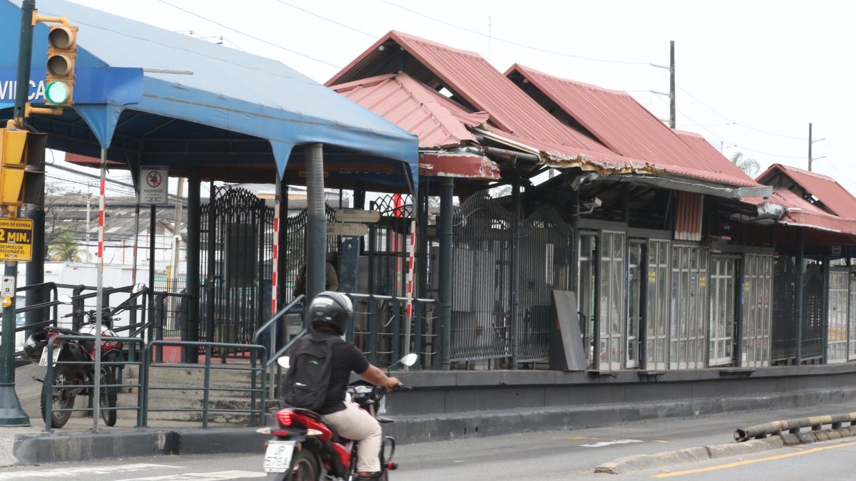 Daños. Varias estaciones presentan daños en su techado. Esto se atribuye al paso de automotores grandes que invaden el carril exclusivo de la metrovía y chocan contra las cubiertas.