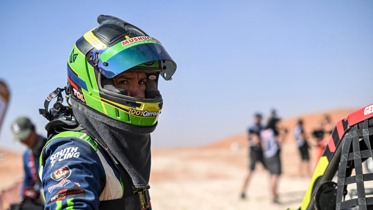 El piloto ecuatoriano Sebastián Guayasamín tras terminar la sexta etapa del rally Dakar.