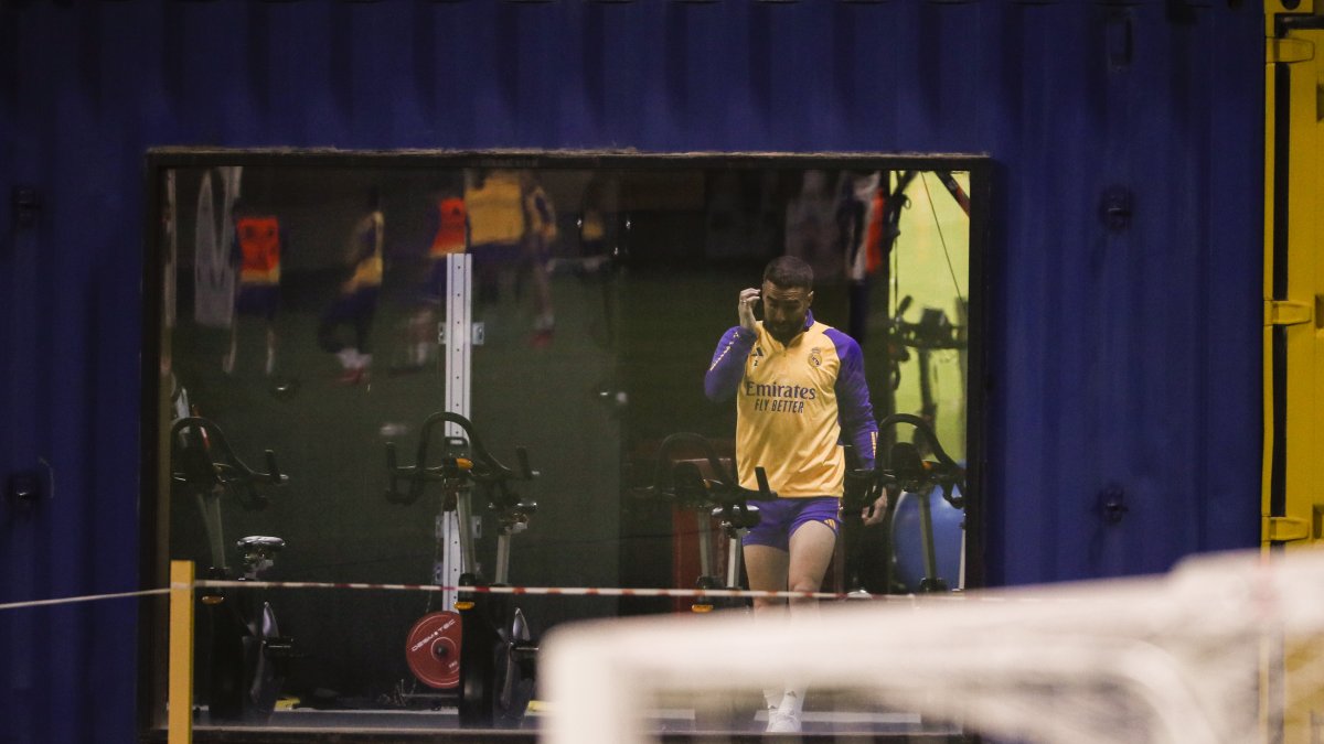 El defensa del Real Madrid Dani Carvajal se ejercita en el gimnasio durante el entrenamiento del equipo este viernes 12 de enero.