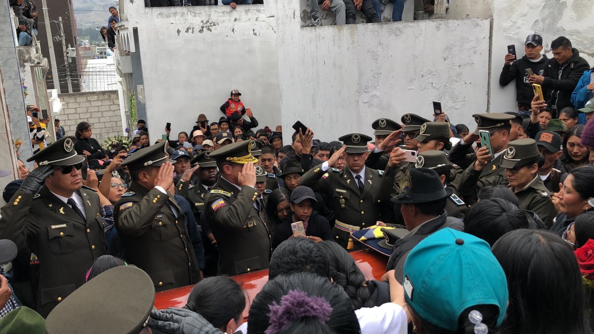 Varios agentes de la Policía asistieron al sepulcro.