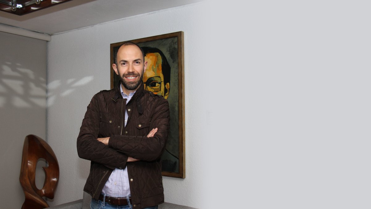 José Hidalgo nació en 1980, es economista y escritor. Actualmente dirige la Corporación de Estudios para el Desarrollo (Cordes).