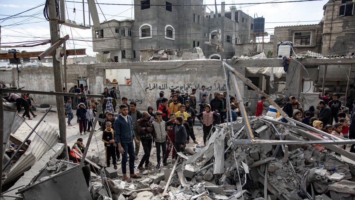 Los palestinos buscan personas desaparecidas bajo los escombros de los edificios destruidos tras los ataques aéreos israelíes, en Khan Yunis, al sur de la Franja de Gaza, el 12 de enero de 2024.