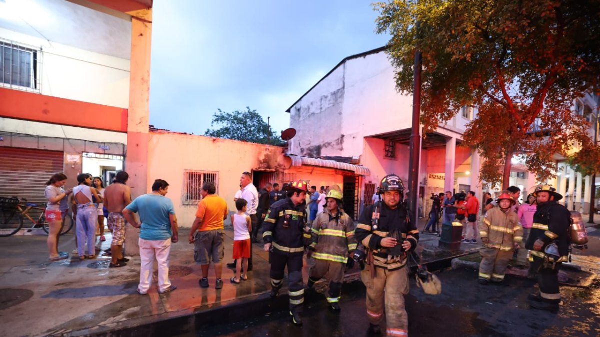 Personal del Cuerpo de Bomberos llegó para apagar las llamas.