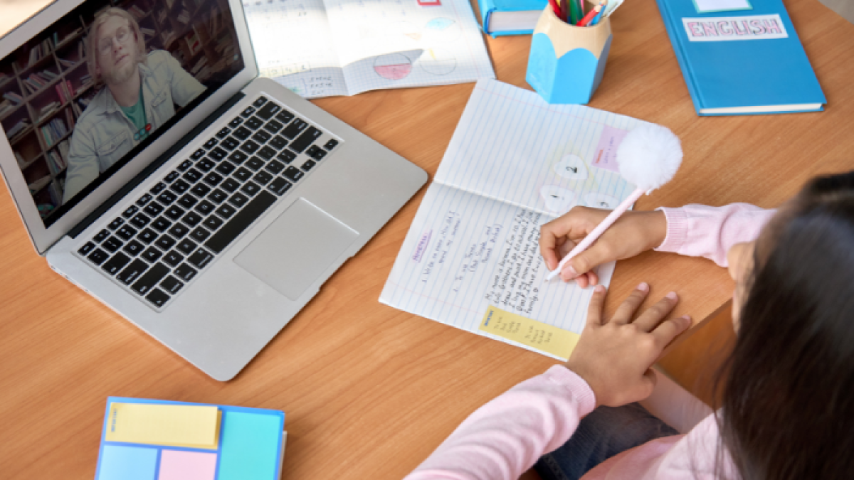 Referencial. Los estudiantes ecuatorianos deberán seguir estudiando desde sus casas.