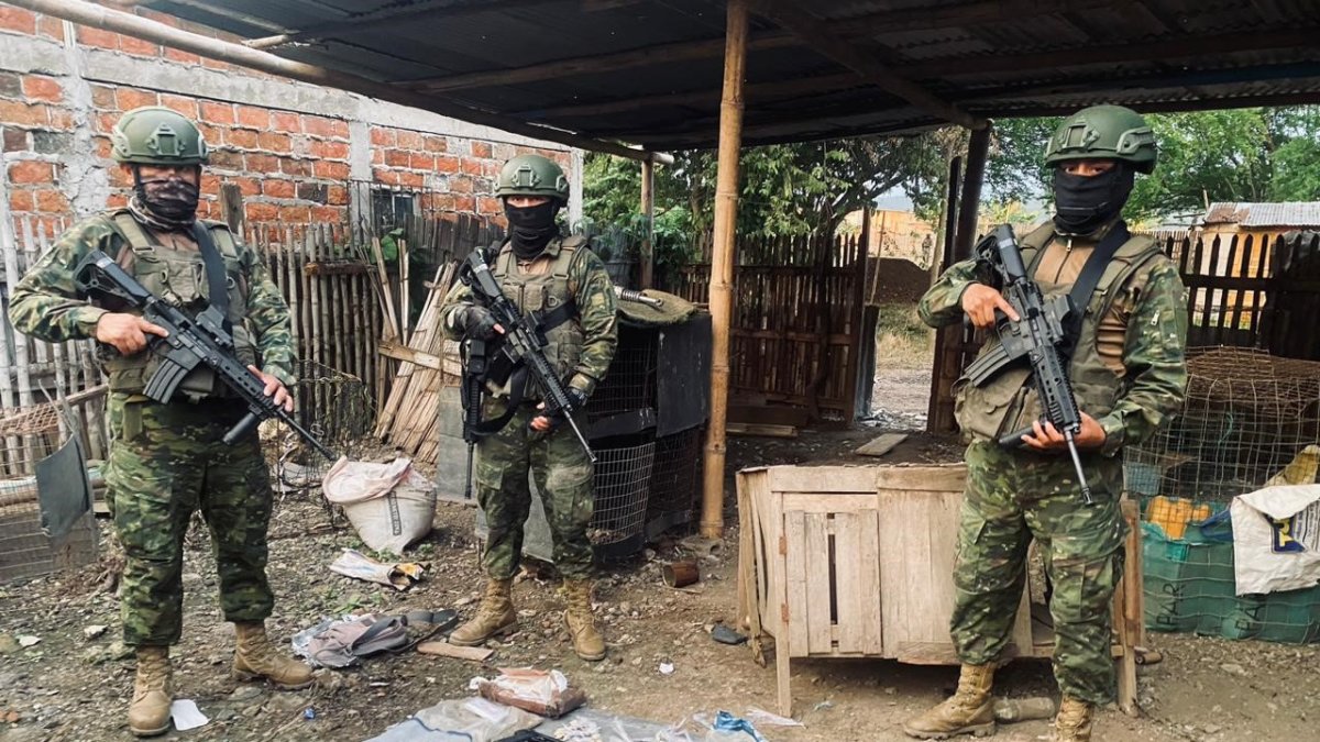 Labores. En las operaciones de este viernes siguió el decomiso de armas, municiones y explosivos.