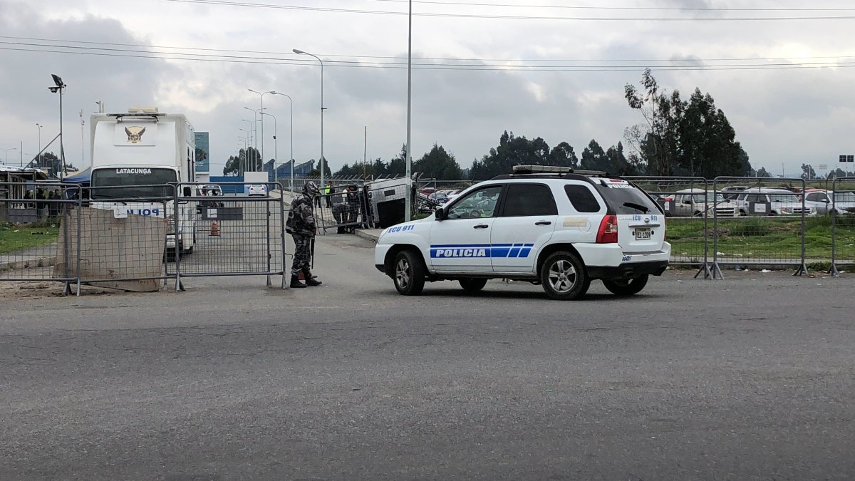 Funcionarios penitenciarios continúan retenidos al interior del CPL Cotopaxi.