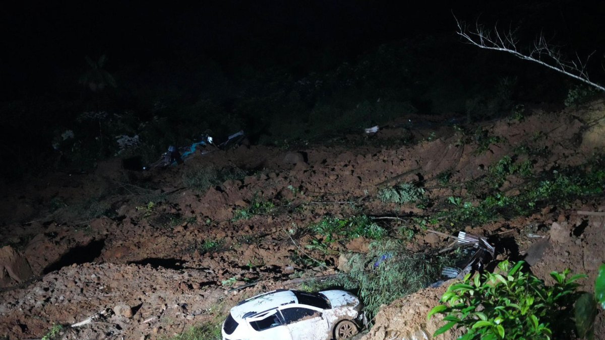 Restos de vehículos y lodo en el lugar donde ocurrió un derrumbe, el viernes 12 de enero de 2024, en inmediaciones del municipio de Carmen de Atrato.