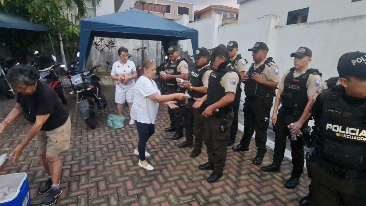 Centro. Los militares que estaban cerca al Malecón recibieron alimentos.