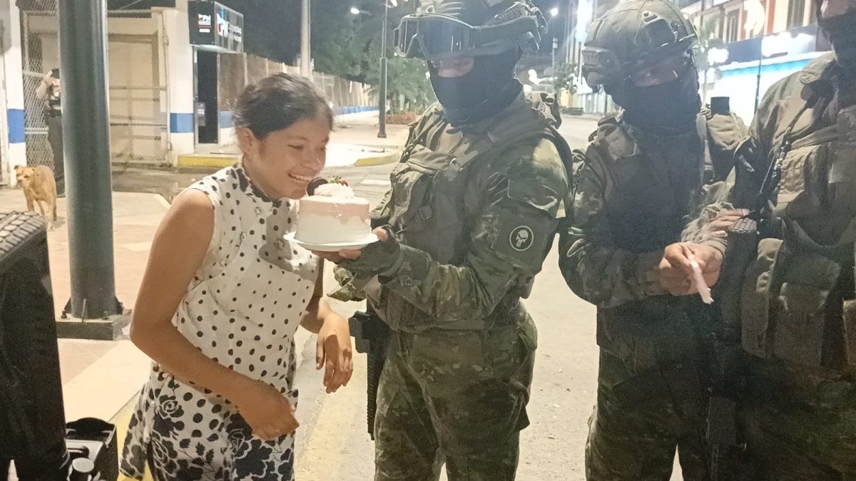 Momento en que los soldados le cantaban el cumpleaños a Sayuri.