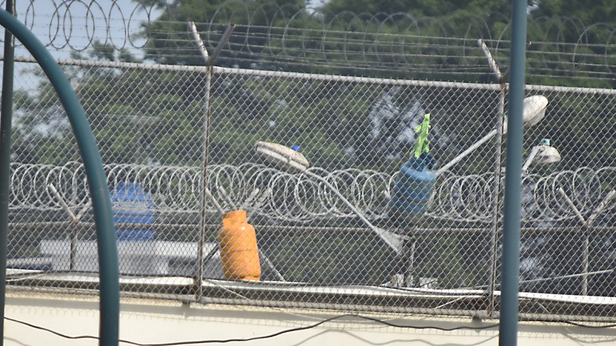 Los privados de libertad colocaron tanques de gas en los alrededores de la cárcel de Machala.