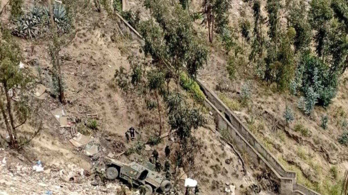 El carro que llevaba a ocho militares rodó a 100 metros al abismo.