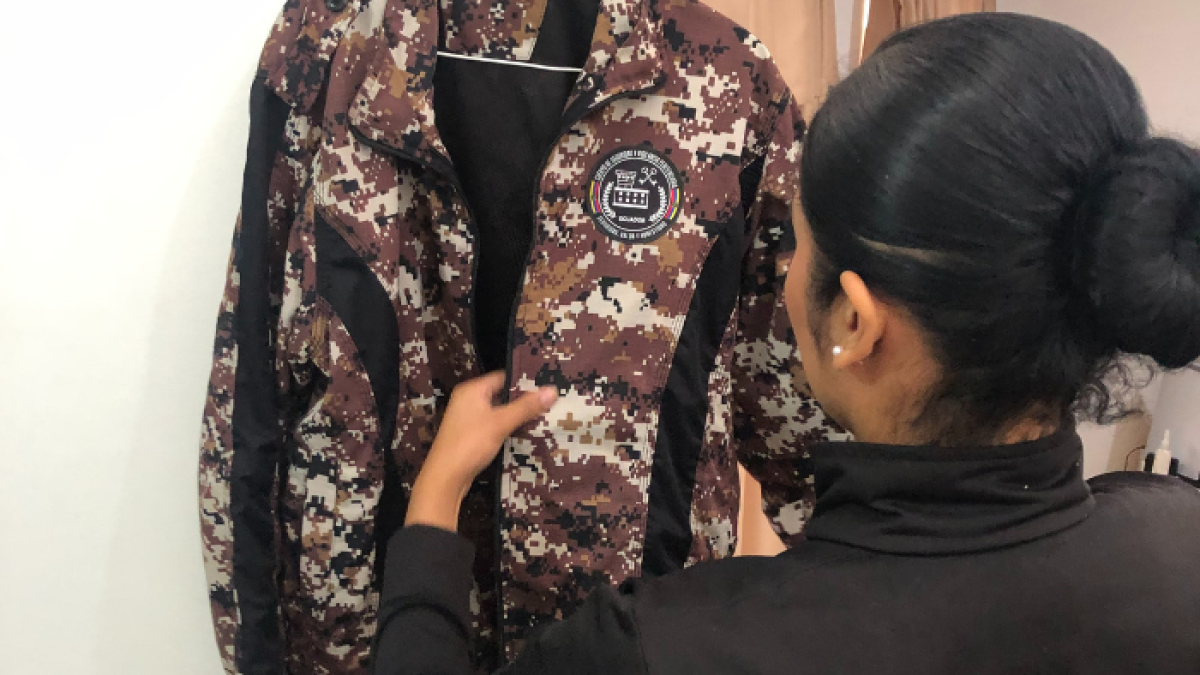 Ya en su vivienda ubica la chompa que le acompañó durante su cautiverio.