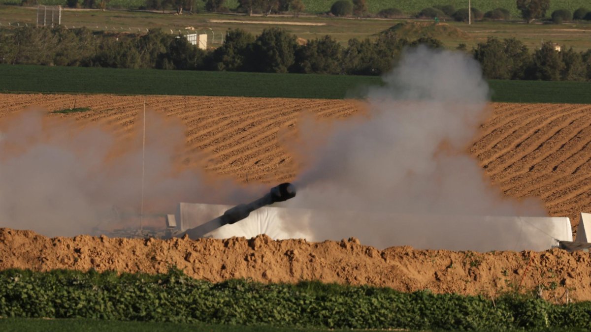 La artillería israelí dispara contra objetivos en la Franja de Gaza, en un lugar no revelado junto a la frontera israelí con el enclave palestino.