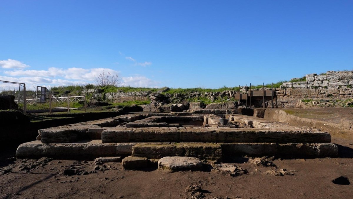 Parte del nuevo descubrimiento realizado en el sitio arqueológico de la antigua ciudad de Poseidonia-Paestum, en el sur de Nápoles, Italia.