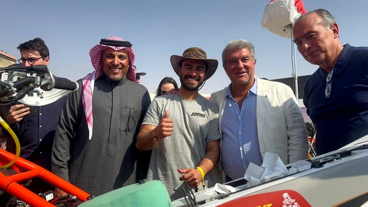 El piloto tricolor Juan José Puga (c) con Joan Laporta, presidente del Barça (d).