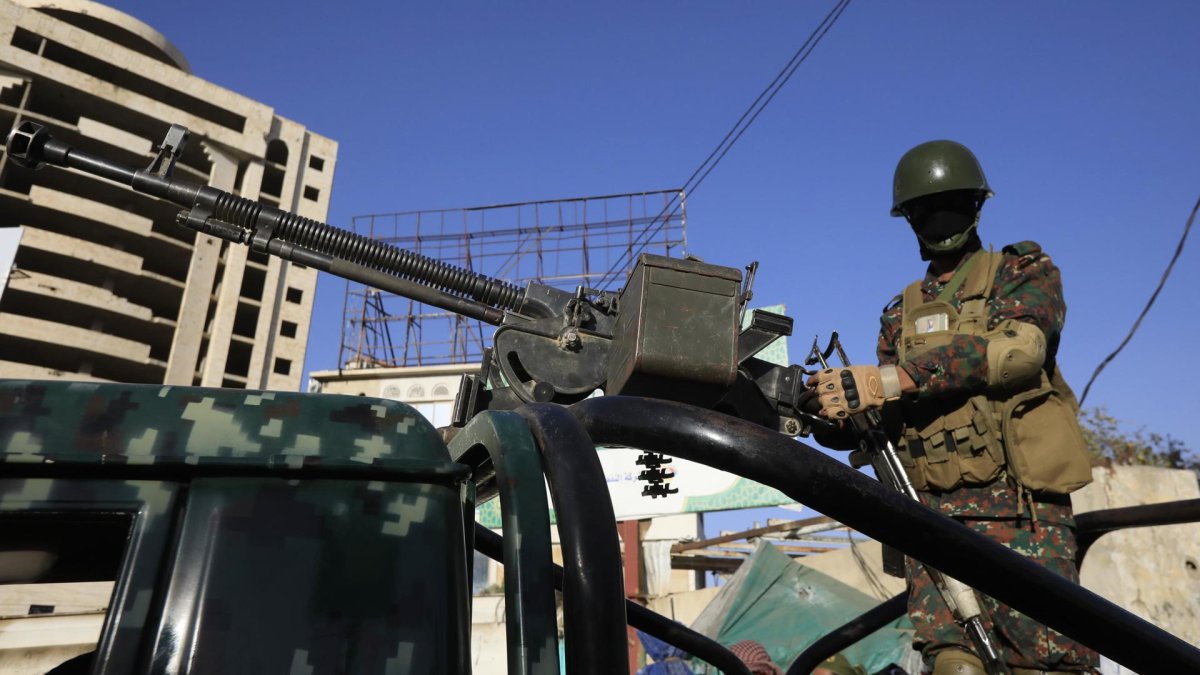Un soldado hutí patrulla en un vehículo con una ametralladora durante una protesta tras los ataques aéreos contra los rebeldes en Yemen.