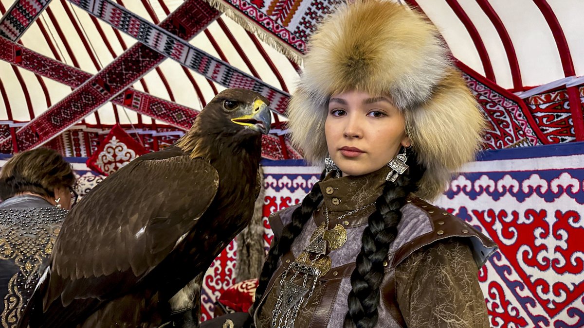 Astaná. Una mujer de Kazajistán posa con un águila de la estepa.