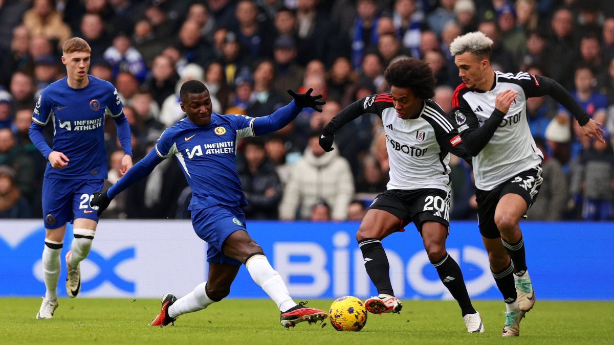 Moisés Caicedo (i) acertó el 97% en pases y recuperó 6 balones.