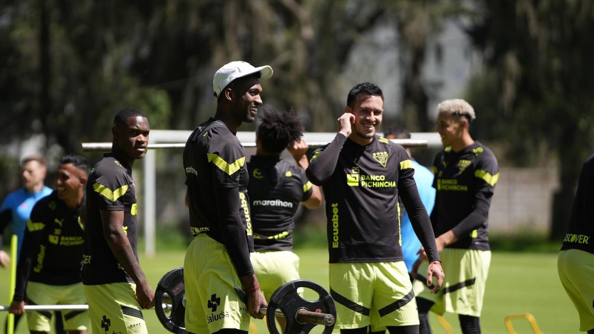 Los arqueros Alexander Domínguez (i) y Gonzalo Valle (d) en la pretemporada alba.