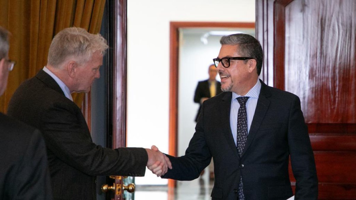 El viceministro de Movilidad Humana, Alejandro Dávalos, se reunió con el ministro consejero de la embajada norteamericana en Ecuador, Lawrence Petroni, para analizar mecanismos de cooperación.