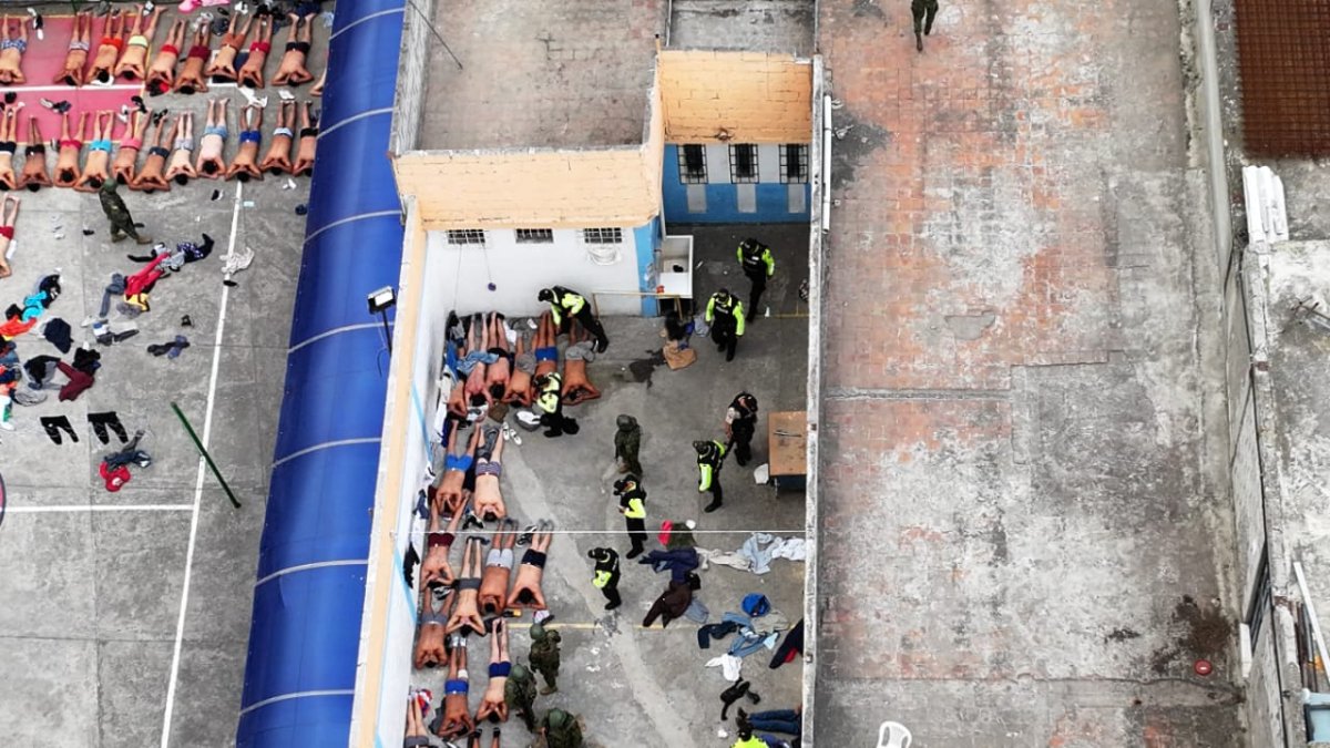 Los policías y militares tomaron el control absoluto de la cárcel de Ambato la tarde del sábado 13 de enero.