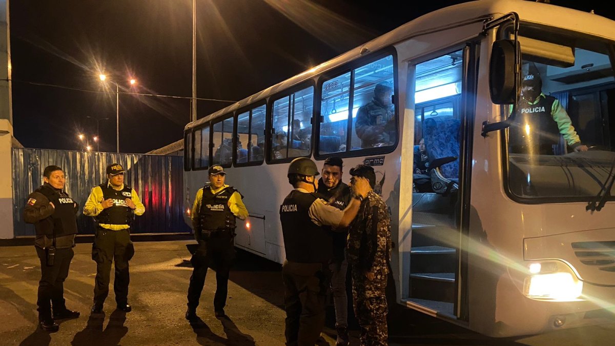 Momento en el que los guías penitenciarios fueron trasladados a una casa de salud.