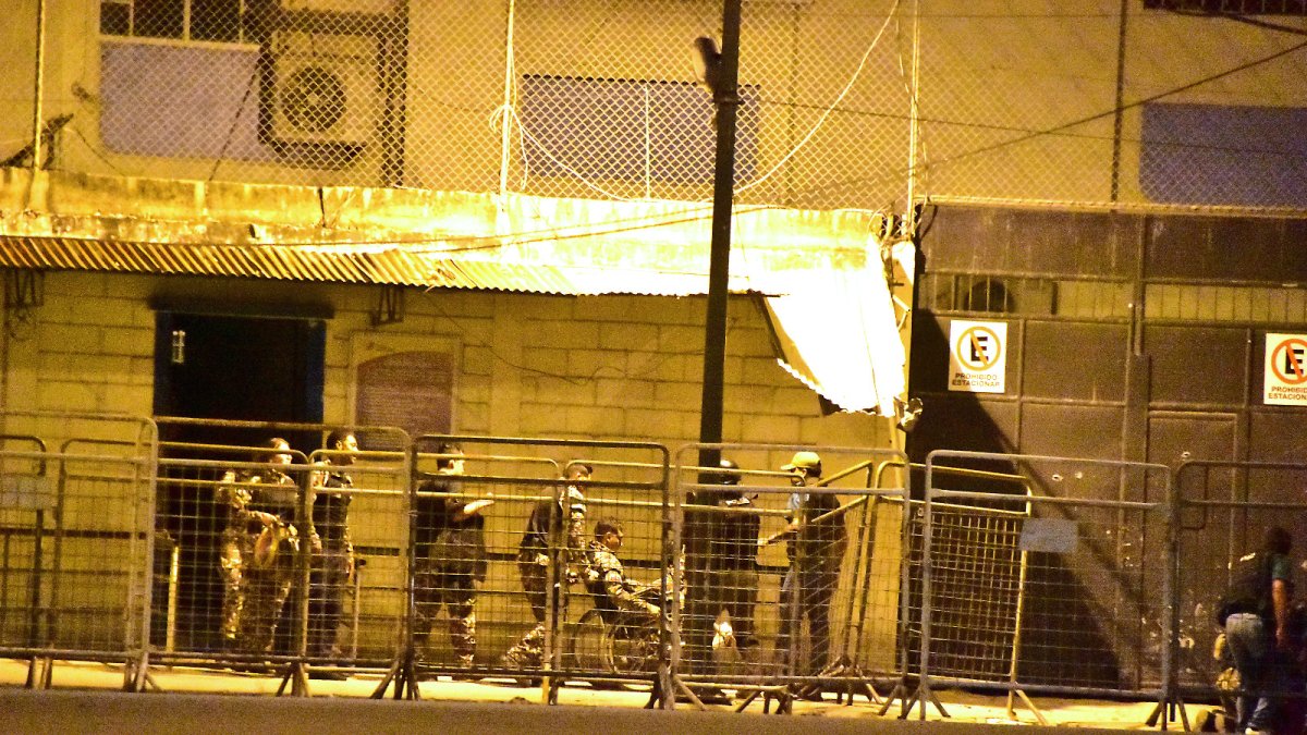 Los 15 guías penitenciarios fueron liberados alrededor de las 20:30 de este sábado.