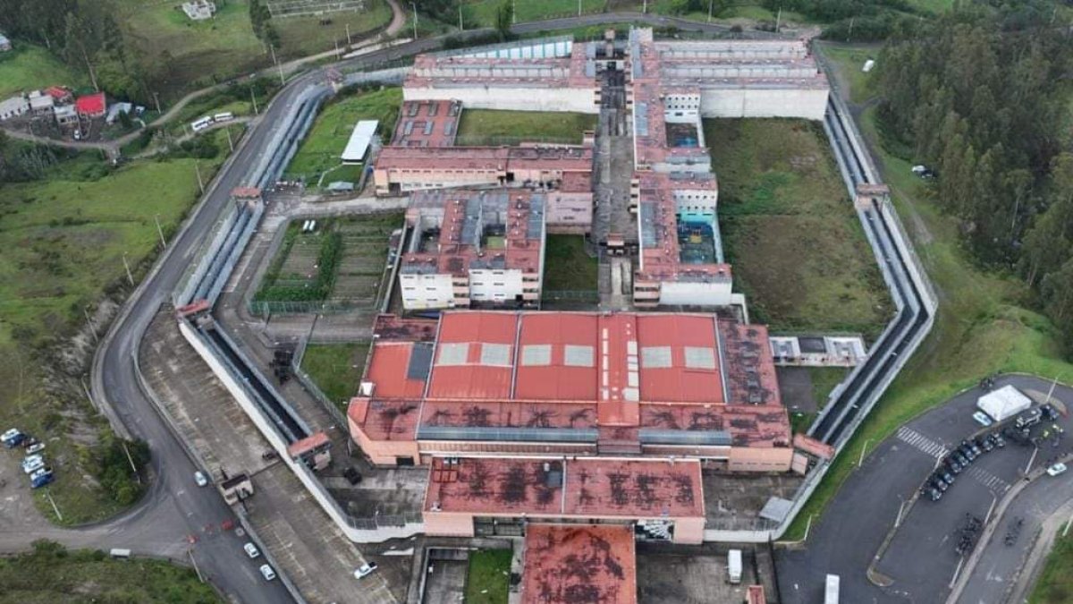 Policías y militares ingresan en la cárcel de Turi