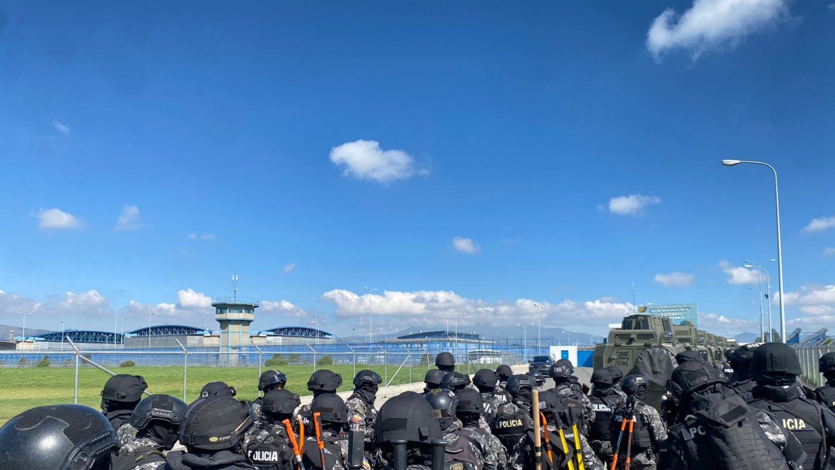 Alrededor de 758 policías de grupos élite de la Policía Nacional acompañados de militares y tanquetas están a la espera de la orden