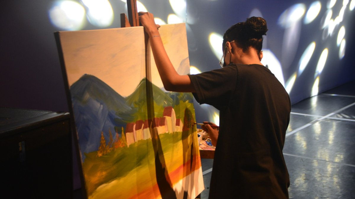 Pintura. Jóvenes y adultos proponen y plasman problemas sociales e ideas originales.