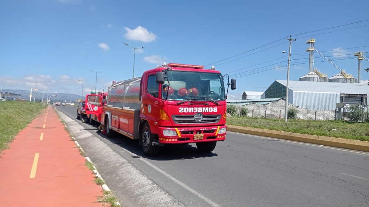 Los bomberos se encuentran en las cercanías del centro de privación de libertad.