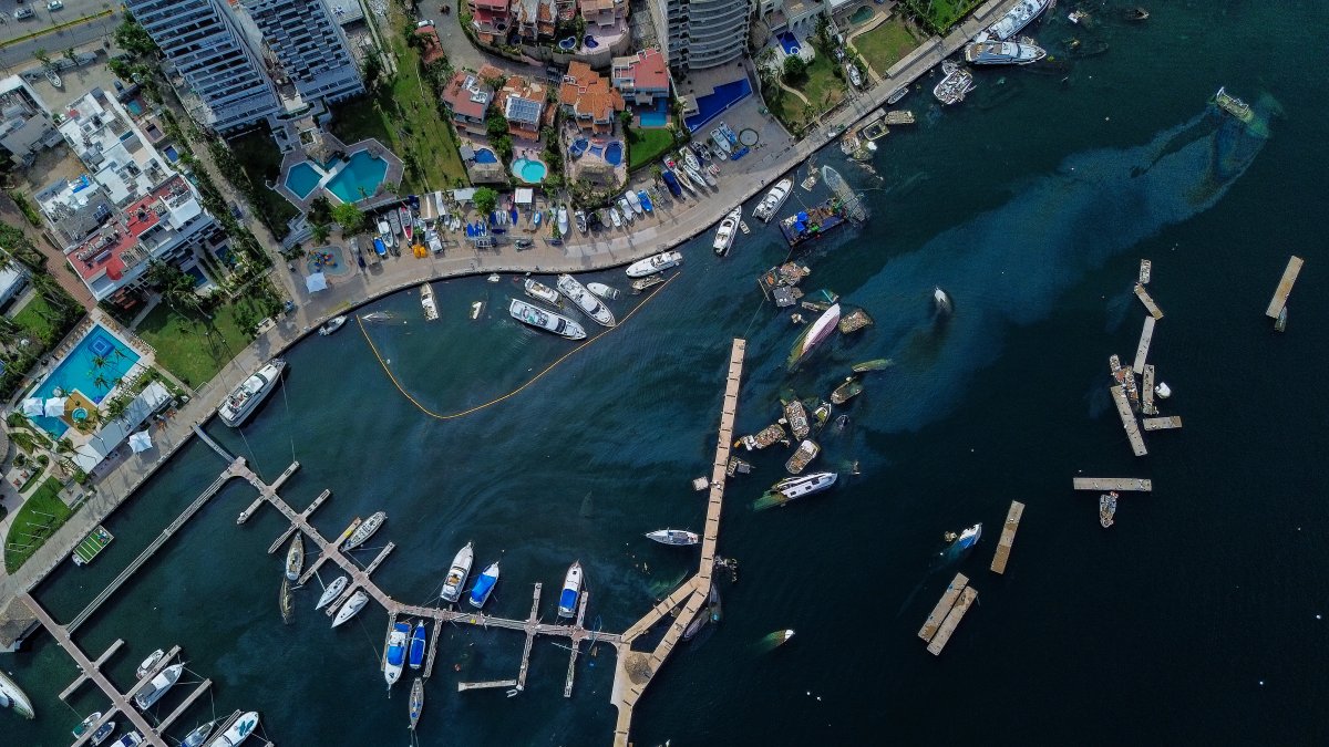 Fotografía aérea que muestra el reflejo en el agua de la contaminación marina por derrame de combustible, el 13 de enero de 2024.