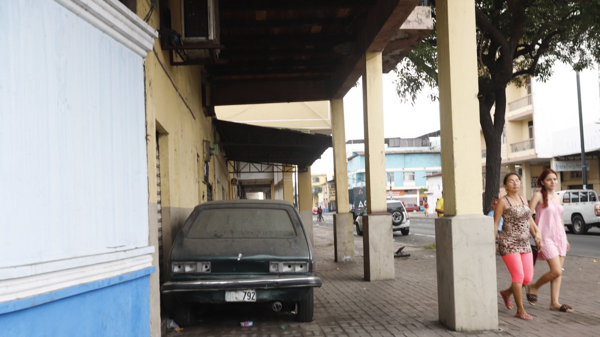 Lo que se ve en las calles Gómez Rendón y Salinas es común en otros puntos de la ciudad, denuncia la ciudadanía. Hasta los soportales son destinados, dicen, a los carros.