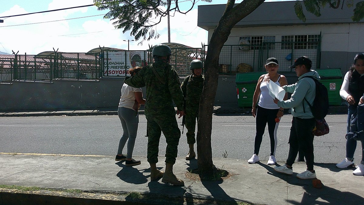 Familiares de PPL esperaban con boletas de libertad a que salgan sus seres queridos.