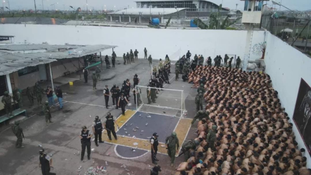 Cerca de 1500 reos fueron neutralizados en la intervención militar y policial que duró más de tres horas.