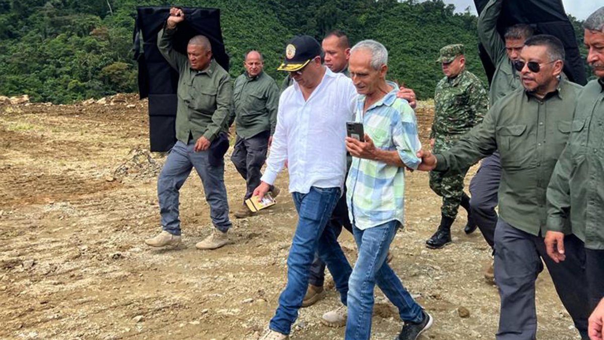 El presidente de Colombia, Gustavo Petro, recorrió la zona de los derrumbes este domingo 14 de enero.
