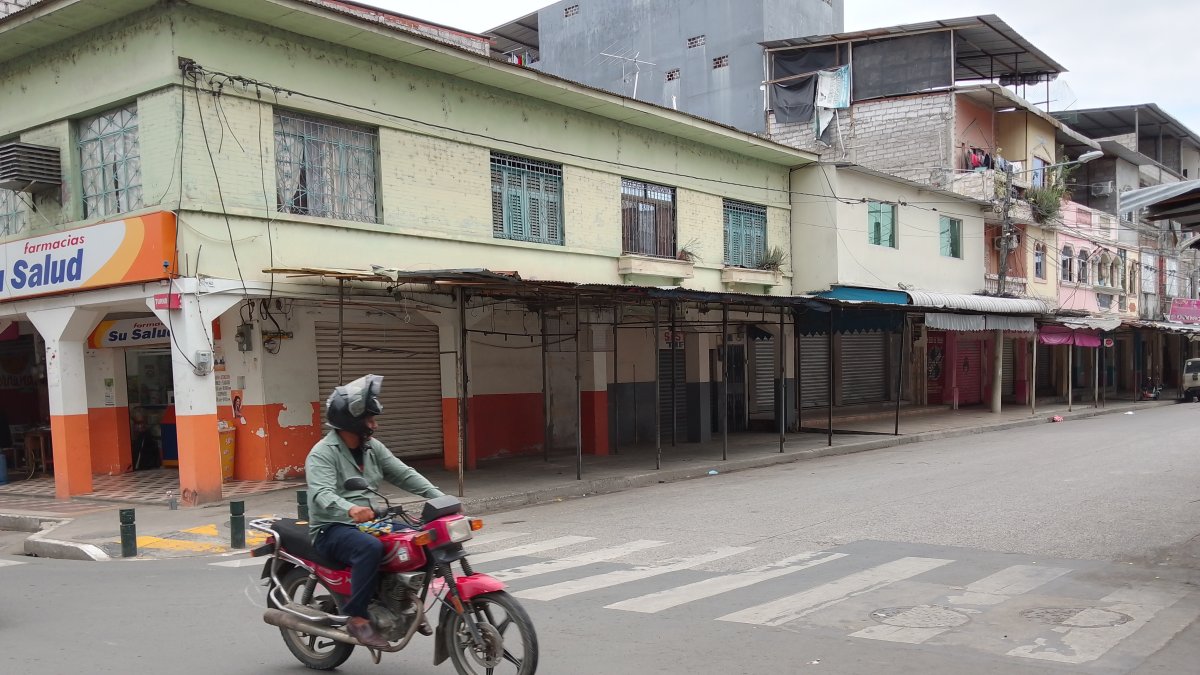 Calle. En la 10 de Agosto, apenas uno que otro local abre sus puertas.