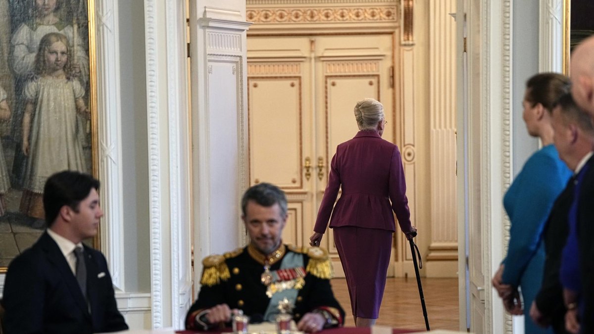 La reina Margarita abadona el Consejo de Estado danés tras firmar su abdicación en favor de su hijo Federico.