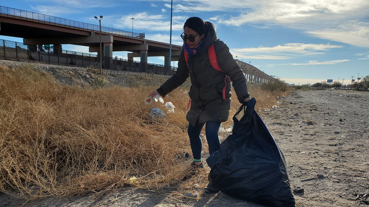 Los migrantes recogen la basura en el camino